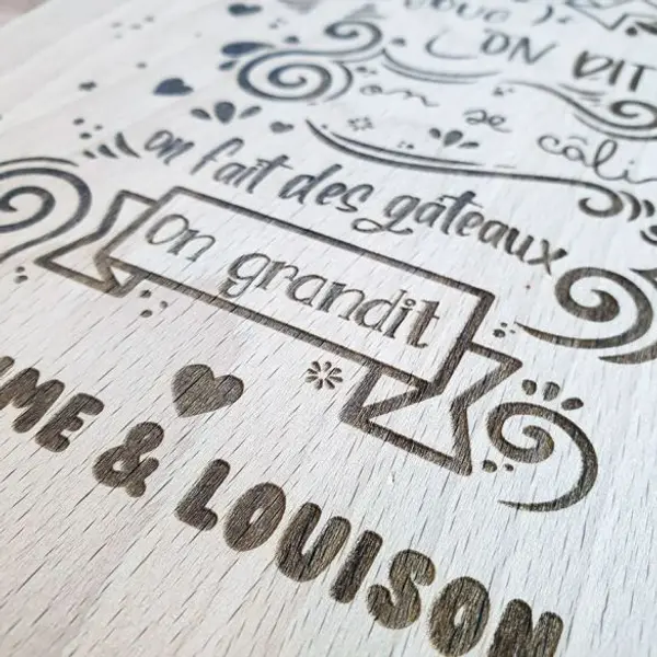 Planche à découper en bois gravée personnalisée