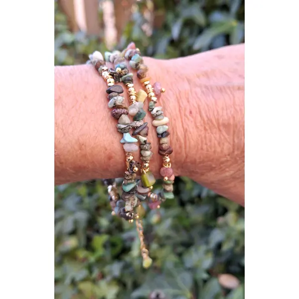 Bracelet "signature" en pierres naturelles et acier doré
