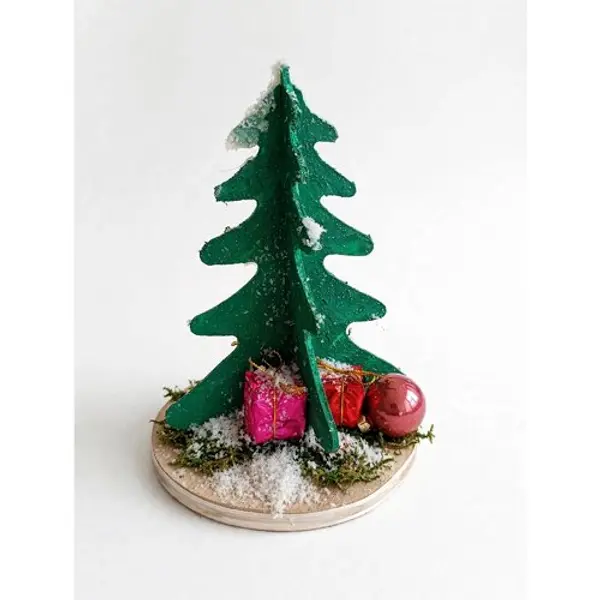 Petit sapin bois 3d enneigé - socle rond mousse cadeaux boule rouge