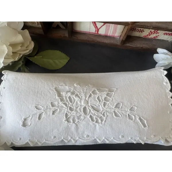 ** pochette ancienne / coussin de lavande " papillon " ** coton , broderie main