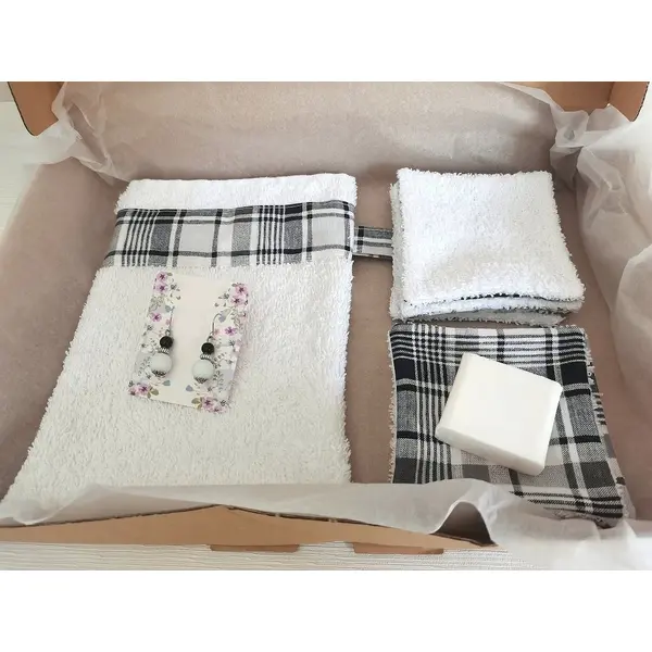 Box gant de toilette et 8 lingettes couleur noire et blanche