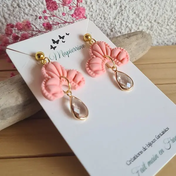 Boucles d’oreilles artisanales en pâte polymère rose avec breloque goutte en verre