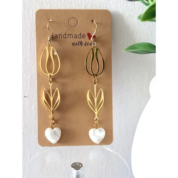Boucles d’oreilles,fantaisie,tulipe et coeur nacre
