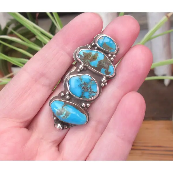 Une bague ajustable en argent massif 925 avec 4 cabochons turquoise du névada ... !!!! : du côté vintage