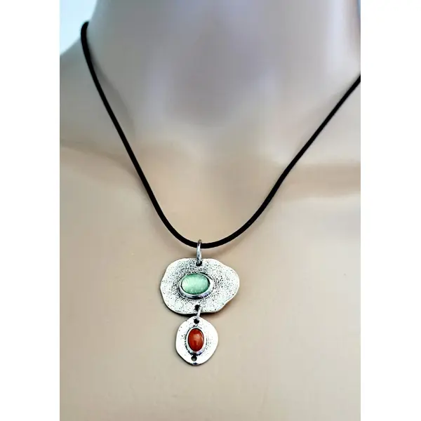 Collier pendentif cabochon vert, orange, fermoir en métal argenté, cordon en cuir noir