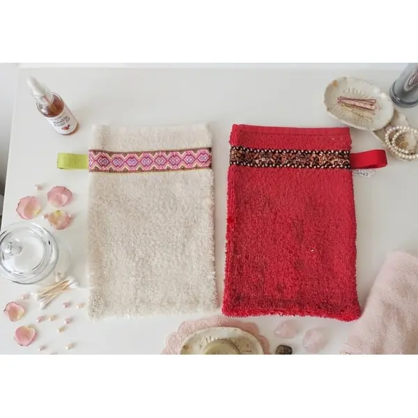 Lot de 2 gants de toilette éponge beige et rouge