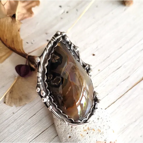 Une bague argent massif 925 avec un superbe cabochon coyamito agate du brésil .... pour le côté vintage !!!!