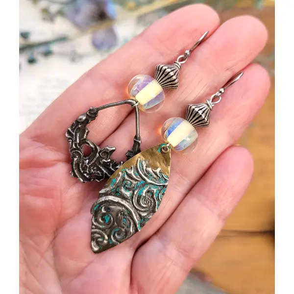 Boucles d'oreille asymétriques, contemporaines avec breloques étain artisanal , lampworks : "balade estivale" ...