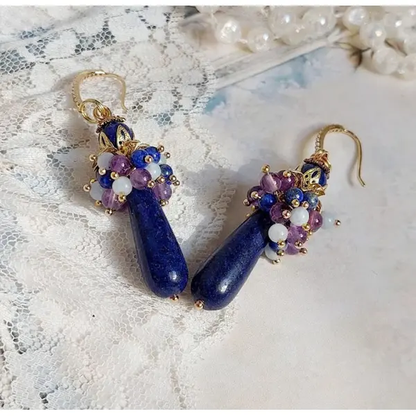Boucles d'oreilles cascade azur créées avec pierres de gemme, entretoises et crochets d’oreilles en plaqué or 24 carats