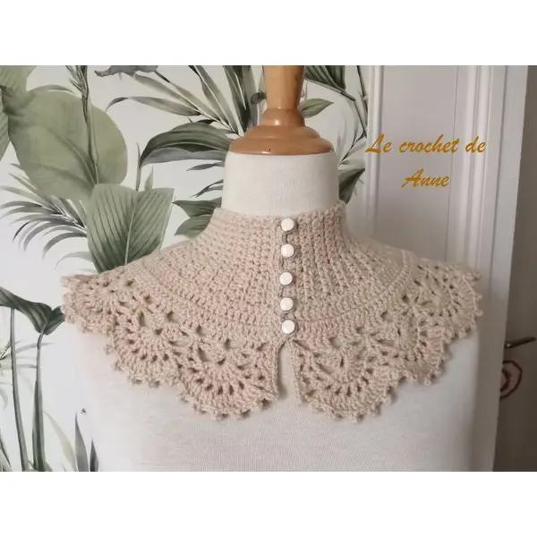 Tour de cou / col en beige , de style victorien orné d'une belle bordure dentelle !