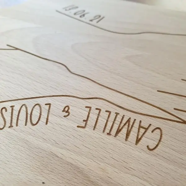 Planche à découper en bois gravée personnalisée mains amoureux | Saint Valentin | Cadeau couple