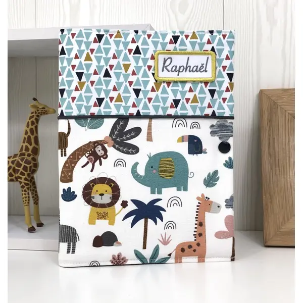 Protège carnet de santé, motif jungle safari, personnalisé avec prénom brodé
