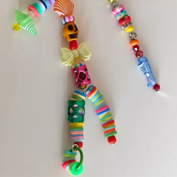 Porte cles halloween multicolore tête de morts bijou de sac décalé festif unique