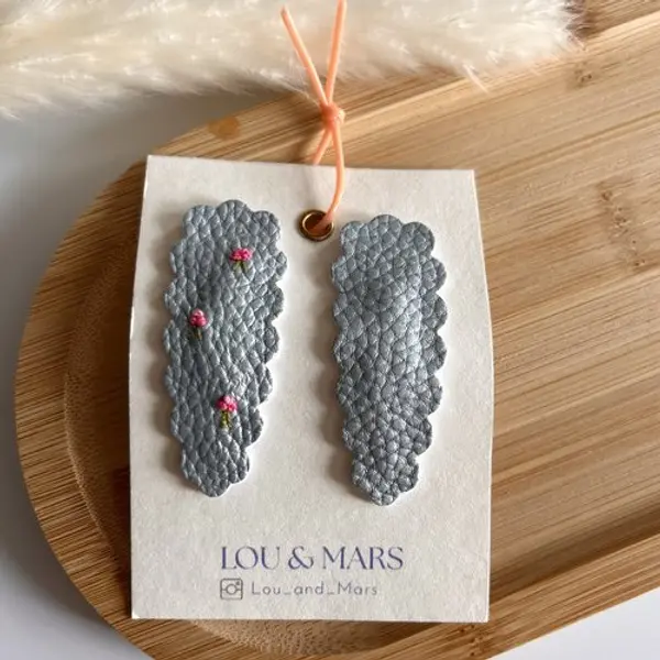 Lot de 2 barrettes en simili cuir 6 cm – douces et élégantes