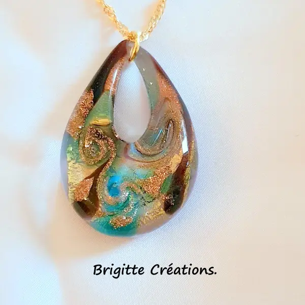 Pendentif composé d'une perle goutte en verre de murano authentique