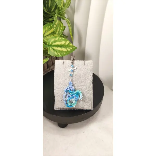 Pendentif en frivolité à l'aiguille