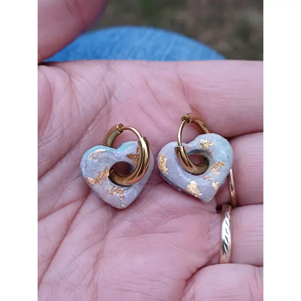 Boucles d'oreilles créoles petit coeur en argile polymère marbré vert d'eau taupe beige et anneaux or en acier inoxydable ( 16mm )