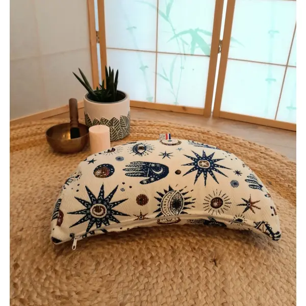 Coussin de méditation demi lune pour méditer se poser partager motif troisième oeil