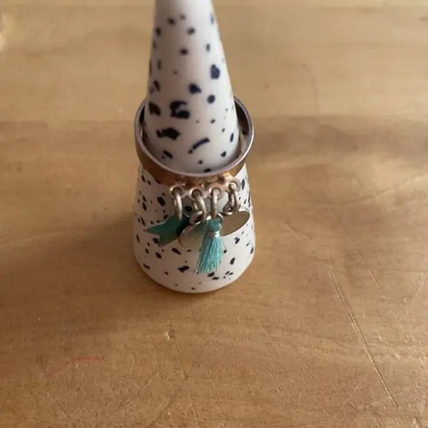 Bague réglable breloques pampilles étoile pompon