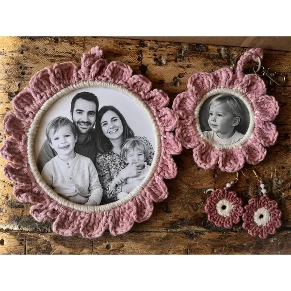 Coffret cadeau crocheté fait main — cadre photo, bijou de sac et boucles d’oreilles assortis