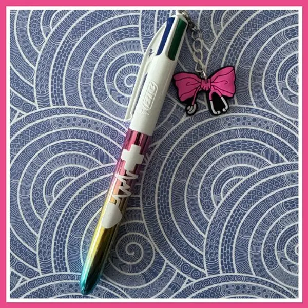 Stylo bic 4 couleurs avec breloque infirmiere ou aide soignante