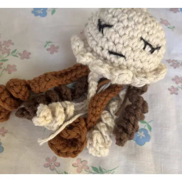 Méduse doudou au crochet — petit doudou, jolie déco