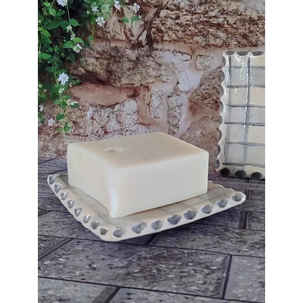 Porte-savon quadrillé en céramique émaillée.