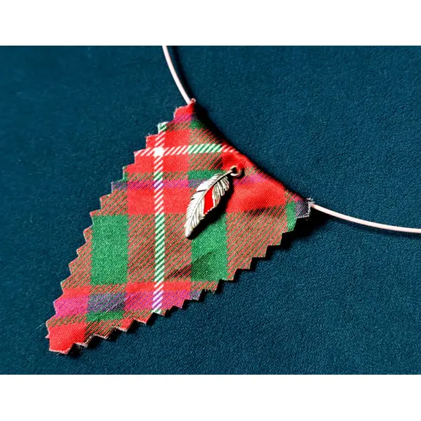 Collier triangle tissue vert, rouge, blanc, tour de cou semi-rigide rose très pale, plume en métal argenté, fermoir à vise métal