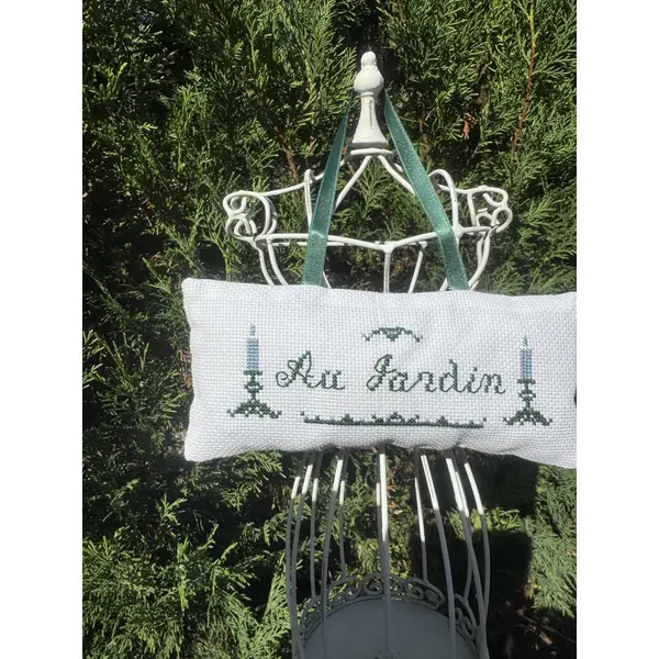 ** au jardin * coussin au point de croix garni de lavande