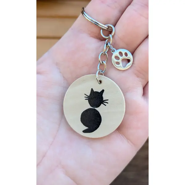 Porte-clés en bois et acier inoxydable argenté chat virgule noir