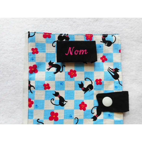 Protège carnet de santé pour chats, etui passeport, nom brodé, chats noirs carreaux bleus et ecrus