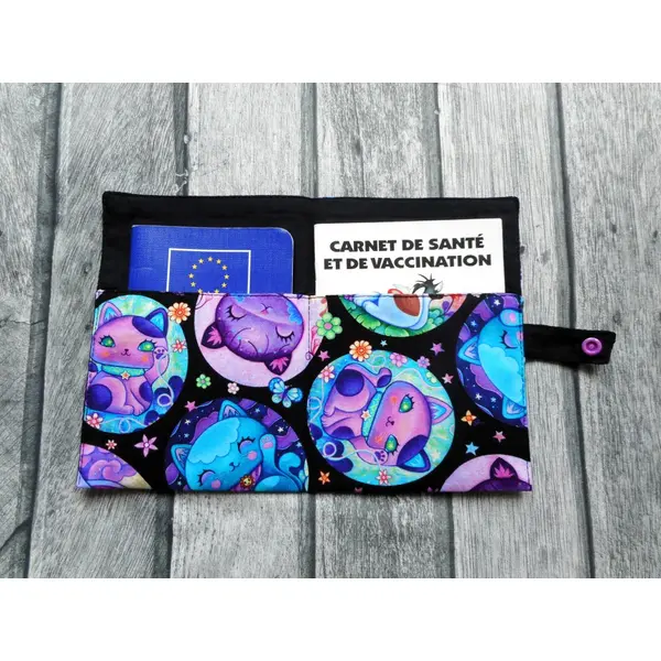 Protège carnet de santé pour chat, chats mignons bulles violet, etui passeport ou range ordonnances, nom brodé