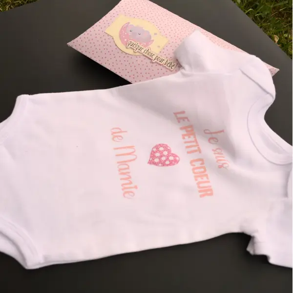 Body bébé personnalisé "je suis le petit cœur de mamie" + boîte cadeau faite main – cadeau naissance original