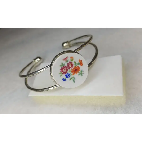 Bracelet acier et vaisselle ancienne