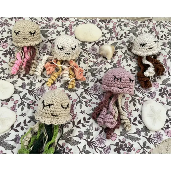 Méduse doudou au crochet — petit doudou, jolie déco