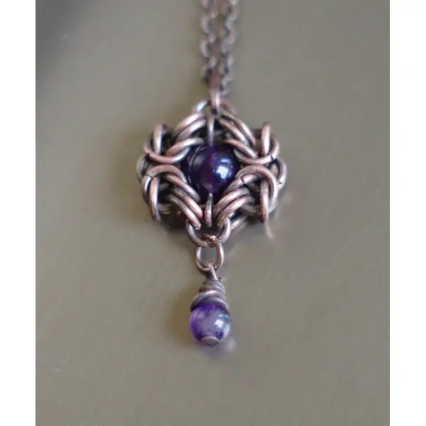 Petit pendentif maille en cuivre oxydé et améthyste