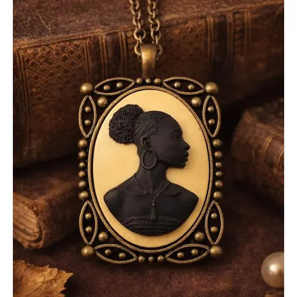 Pendentif camée muse sculptée – portrait de femme afro – sautoir vintage élégant.