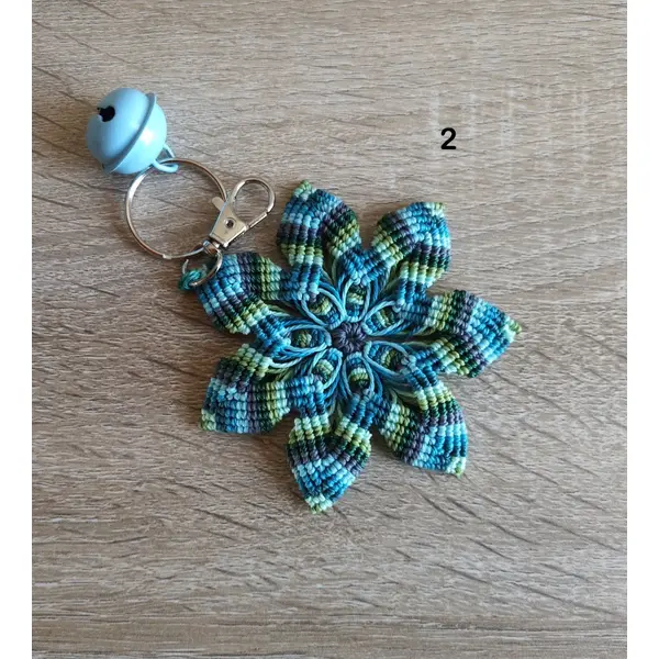 Mandala bijou de sac ou porte clefs, tissé de fil et d'intentions pour apaiser l'âme