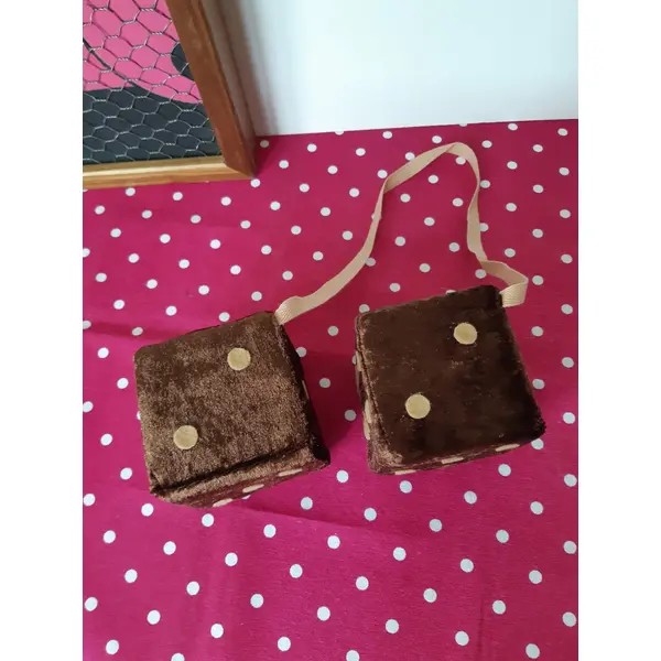 Fuzzy dices chocolat