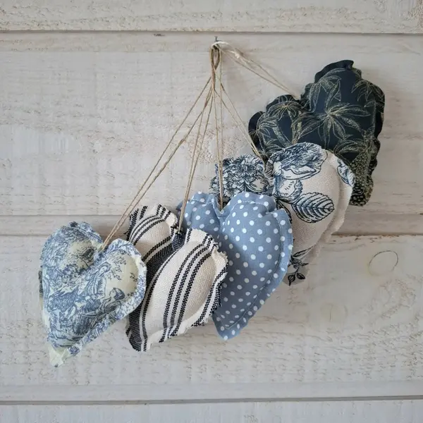 5 petits coeurs bleus