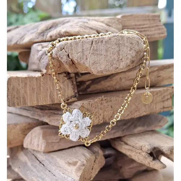 Bracelet fleur au crochet & acier doré