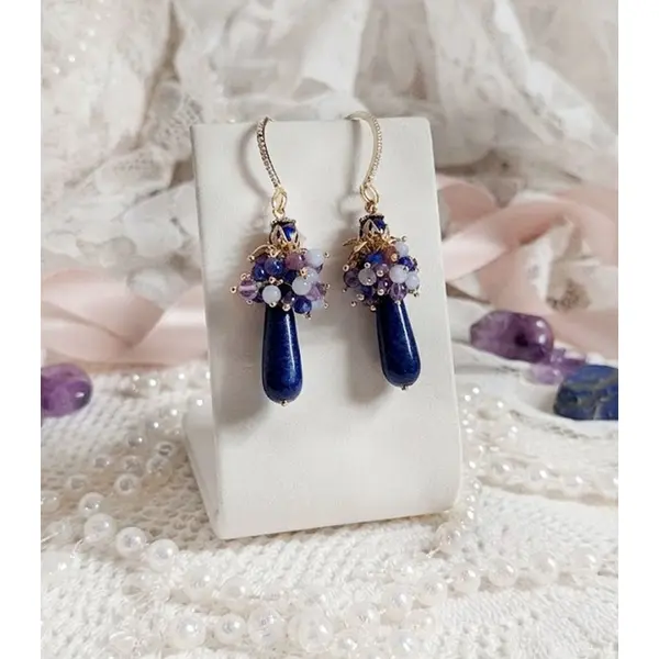 Boucles d'oreilles cascade azur créées avec pierres de gemme, entretoises et crochets d’oreilles en plaqué or 24 carats