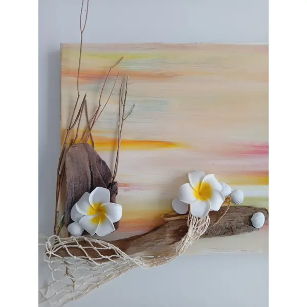 Tableau abstrait peint avec décor tropical (bois flotté/fleur frangipane,coquillage,filet de pêche)