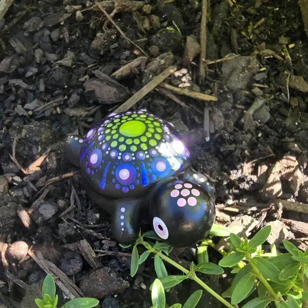 Petite tortue décorative – mandala vert et violet pailleté - peint à la main