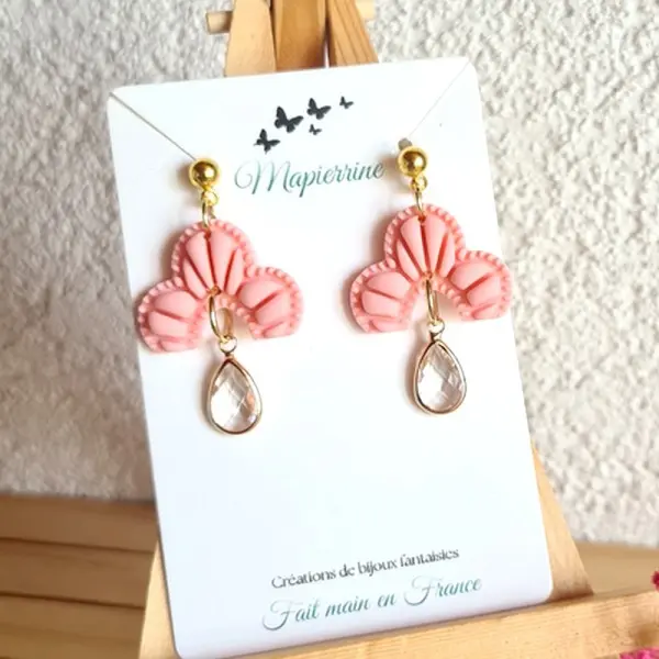 Boucles d’oreilles artisanales en pâte polymère rose avec breloque goutte en verre