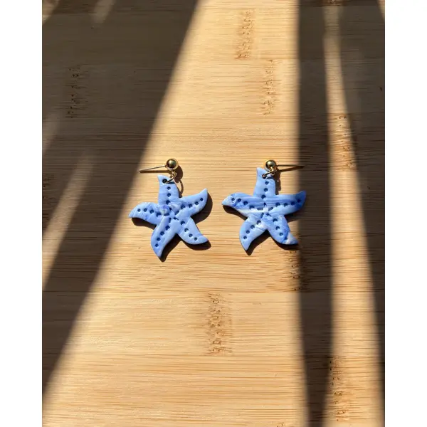 Boucles d’oreilles étoiles de mer bleues – pâte polymère & acier inoxydable doré