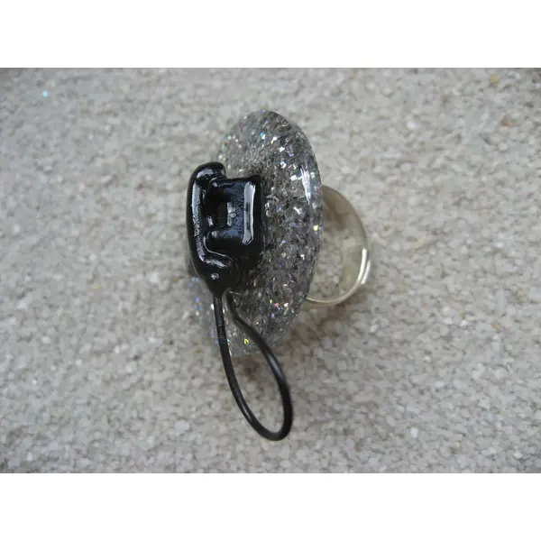Grande bague ajustable unisexe téléphone noir sur fond gris argenté en résine diamètre 35mm