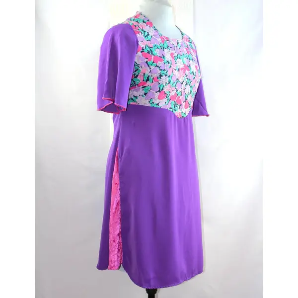 Robe trapèze artisanale violette avec empiècement fleuri