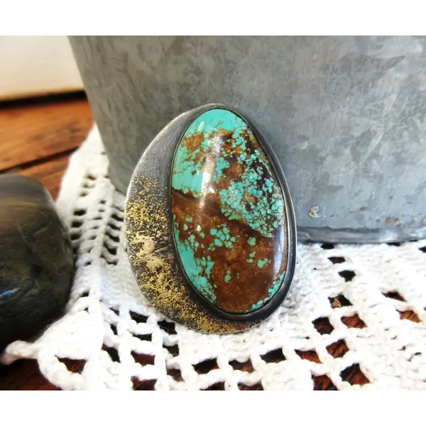 Une bague argent massif 925 avec pépites d'or et un splendide cabochon rare turquoise mine 8 .... pour le côté vintage !!!!