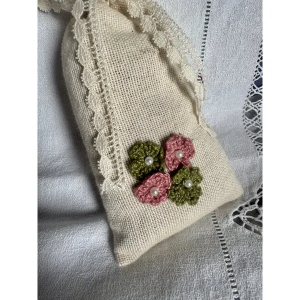 ** sachet de lavande fleuri chic rose / vert ** dentelle, fleurs, perles